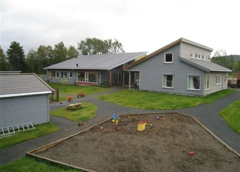 Granstubbens barnehagebygg og lekeområde