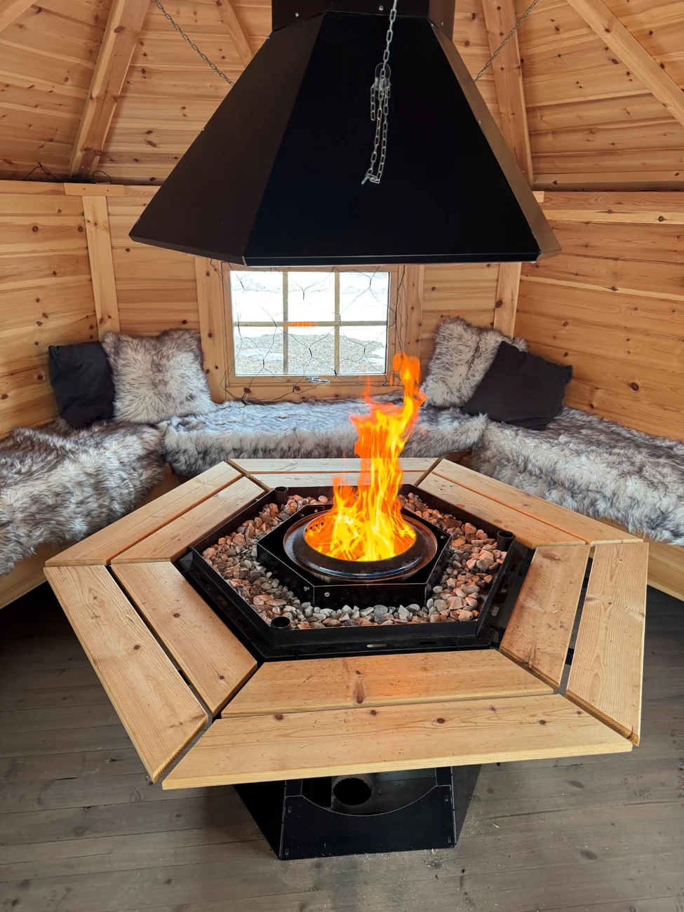 Grillhytta med ildsted og sitteplasser